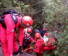 Grupo especializado dos bombeiros atua em busca e salvamento de pessoas em florestas, montanhas ou águas. Foto:Bombeiros Paraná - Grupo de Operações de Socorro Tático - https://www.facebook.com/gost.pr/