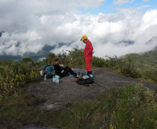 Grupo especializado dos bombeiros atua em busca e salvamento de pessoas em florestas, montanhas ou águas. Foto:Bombeiros Paraná - Grupo de Operações de Socorro Tático - https://www.facebook.com/gost.pr/