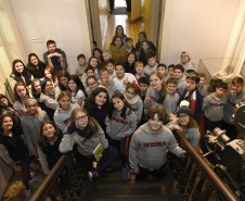 Para celebrar o 326º aniversário da capital paranaense, o Museu da Imagem e do Som do Paraná (MIS-PR) promove até 30 de junho a exposição "Revisitando Curitiba", com uma seleção de 28 imagens do acervo da instituição que retratam o cotidiano da cidade e suas transformações em várias épocas. O conceito da mostra também incluiu visitas guiadas pelo Centro, que mostram aos participantes logradouros e espaços públicos vistos nas fotografias expostas. Foto: Kraw Penas/SECC