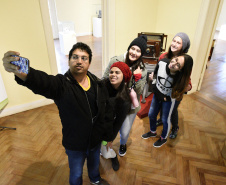 Para celebrar o 326º aniversário da capital paranaense, o Museu da Imagem e do Som do Paraná (MIS-PR) promove até 30 de junho a exposição "Revisitando Curitiba", com uma seleção de 28 imagens do acervo da instituição que retratam o cotidiano da cidade e suas transformações em várias épocas. O conceito da mostra também incluiu visitas guiadas pelo Centro, que mostram aos participantes logradouros e espaços públicos vistos nas fotografias expostas. Foto: Kraw Penas/SECC