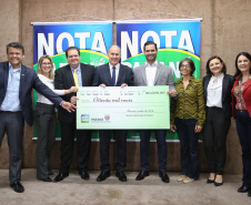 Governo do Estado entrega os três prêmios aos ganhadores do sorteio especial do Nota Paraná na Secretaria da Fazenda. Por ser o mês dos Namorados, o valor dos prêmios foi multiplicado por quatro e três contemplados recebem R$ 200 mil, R$ 120 mil e R$ 80 mil.   -  Curitiba, 19/06/2019  -  Foto: José Fernando Ogura/ANPr