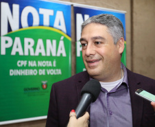 Governo do Estado entrega os três prêmios aos ganhadores do sorteio especial do Nota Paraná na Secretaria da Fazenda. Por ser o mês dos Namorados, o valor dos prêmios foi multiplicado por quatro e três contemplados recebem R$ 200 mil, R$ 120 mil e R$ 80 mil. Na foto, Luciano de Paula, que mora na Capital, e ganhou o primeiro prêmio, de R$ 200 mil.   -  Curitiba, 19/06/2019  -  Foto: José Fernando Ogura/ANPr