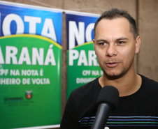 Governo do Estado entrega os três prêmios aos ganhadores do sorteio especial do Nota Paraná na Secretaria da Fazenda. Por ser o mês dos Namorados, o valor dos prêmios foi multiplicado por quatro e três contemplados recebem R$ 200 mil, R$ 120 mil e R$ 80 mil. Na foto, Anderson Luiz Vieira Falkembach de Lima, de Cascavel, foi contemplado com R$ 120 mil   -  Curitiba, 19/06/2019  -  Foto: José Fernando Ogura/ANPr