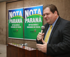 Governo do Estado entrega os três prêmios aos ganhadores do sorteio especial do Nota Paraná na Secretaria da Fazenda. Por ser o mês dos Namorados, o valor dos prêmios foi multiplicado por quatro e três contemplados recebem R$ 200 mil, R$ 120 mil e R$ 80 mil.  -  Curitiba, 19/06/2019  -  Foto: José Fernando Ogura/ANPr