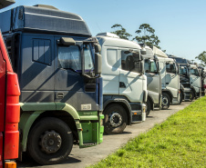 O movimento no Pátio de Triagem do Porto de Paranaguá, esta semana, passou dos três mil caminhões por dia. O volume é quase 67% maior que a média registrada normalmente, de até 2 mil veículos/dia, e resultado da boa fase do agronegócio brasileiro, principalmente no comércio de soja e milho.   -  Paranaguá, 19/06/2019  -  Foto: Cláudio Neves/Portos do Paraná