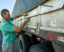 O movimento no Pátio de Triagem do Porto de Paranaguá, esta semana, passou dos três mil caminhões por dia. O volume é quase 67% maior que a média registrada normalmente, de até 2 mil veículos/dia, e resultado da boa fase do agronegócio brasileiro, principalmente no comércio de soja e milho.   -  Paranaguá, 19/06/2019  -  Foto: Cláudio Neves/Portos do Paraná