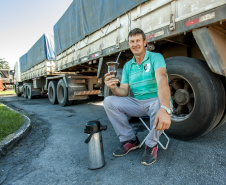 O movimento no Pátio de Triagem do Porto de Paranaguá, esta semana, passou dos três mil caminhões por dia. O volume é quase 67% maior que a média registrada normalmente, de até 2 mil veículos/dia, e resultado da boa fase do agronegócio brasileiro, principalmente no comércio de soja e milho.   -  Paranaguá, 19/06/2019  -  Foto: Cláudio Neves/Portos do Paraná