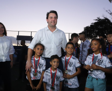 Londrina, no Norte do Paraná, ganhou uma unidade do projeto Arena Multiuso, espaço para atividades esportivas e de recreação, implantado pelo Governo do Estado, em parceria com o município. Instalada no conjunto residencial Vista Bela, a unidade foi entregue à comunidade pelo governador Carlos Massa Ratinho Junior, nesta quinta-feira (20). - Londrina, 20/06/2019 - Foto: Rodrigo Félix Leal/ANPr