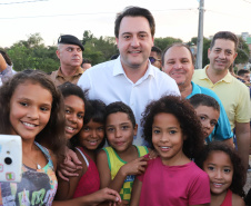 Londrina, no Norte do Paraná, ganhou uma unidade do projeto Arena Multiuso, espaço para atividades esportivas e de recreação, implantado pelo Governo do Estado, em parceria com o município. Instalada no conjunto residencial Vista Bela, a unidade foi entregue à comunidade pelo governador Carlos Massa Ratinho Junior, nesta quinta-feira (20). - Londrina, 20/06/2019 - Foto: Rodrigo Félix Leal/ANPr