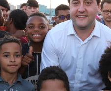 Londrina, no Norte do Paraná, ganhou uma unidade do projeto Arena Multiuso, espaço para atividades esportivas e de recreação, implantado pelo Governo do Estado, em parceria com o município. Instalada no conjunto residencial Vista Bela, a unidade foi entregue à comunidade pelo governador Carlos Massa Ratinho Junior, nesta quinta-feira (20). - Londrina, 20/06/2019 - Foto: Rodrigo Félix Leal/ANPr