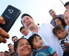 Londrina, no Norte do Paraná, ganhou uma unidade do projeto Arena Multiuso, espaço para atividades esportivas e de recreação, implantado pelo Governo do Estado, em parceria com o município. Instalada no conjunto residencial Vista Bela, a unidade foi entregue à comunidade pelo governador Carlos Massa Ratinho Junior, nesta quinta-feira (20). - Londrina, 20/06/2019 - Foto: Rodrigo Félix Leal/ANPr