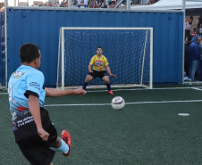 Londrina, no Norte do Paraná, ganhou uma unidade do projeto Arena Multiuso, espaço para atividades esportivas e de recreação, implantado pelo Governo do Estado, em parceria com o município. Instalada no conjunto residencial Vista Bela, a unidade foi entregue à comunidade pelo governador Carlos Massa Ratinho Junior, nesta quinta-feira (20). - Londrina, 20/06/2019 - Foto: Rodrigo Félix Leal/ANPr