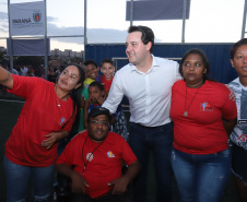 Londrina, no Norte do Paraná, ganhou uma unidade do projeto Arena Multiuso, espaço para atividades esportivas e de recreação, implantado pelo Governo do Estado, em parceria com o município. Instalada no conjunto residencial Vista Bela, a unidade foi entregue à comunidade pelo governador Carlos Massa Ratinho Junior, nesta quinta-feira (20). - Londrina, 20/06/2019 - Foto: Rodrigo Félix Leal/ANPr