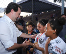 Londrina, no Norte do Paraná, ganhou uma unidade do projeto Arena Multiuso, espaço para atividades esportivas e de recreação, implantado pelo Governo do Estado, em parceria com o município. Instalada no conjunto residencial Vista Bela, a unidade foi entregue à comunidade pelo governador Carlos Massa Ratinho Junior, nesta quinta-feira (20). - Londrina, 20/06/2019 - Foto: Rodrigo Félix Leal/ANPr