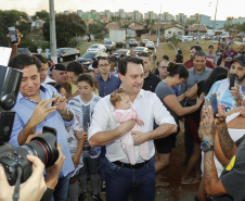 Londrina, no Norte do Paraná, ganhou uma unidade do projeto Arena Multiuso, espaço para atividades esportivas e de recreação, implantado pelo Governo do  Estado, em parceria com o município. Instalada no conjunto residencial Vista Bela, a unidade foi entregue à comunidade pelo governador Carlos Massa Ratinho Junior, nesta quinta-feira (20).  -  Londrina, 20/06/2019  -  Foto: Arnaldo Alves/ANPr