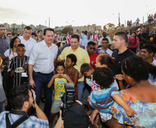 Londrina, no Norte do Paraná, ganhou uma unidade do projeto Arena Multiuso, espaço para atividades esportivas e de recreação, implantado pelo Governo do  Estado, em parceria com o município. Instalada no conjunto residencial Vista Bela, a unidade foi entregue à comunidade pelo governador Carlos Massa Ratinho Junior, nesta quinta-feira (20).  -  Londrina, 20/06/2019  -  Foto: Arnaldo Alves/ANPr