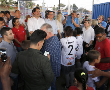 Londrina, no Norte do Paraná, ganhou uma unidade do projeto Arena Multiuso, espaço para atividades esportivas e de recreação, implantado pelo Governo do  Estado, em parceria com o município. Instalada no conjunto residencial Vista Bela, a unidade foi entregue à comunidade pelo governador Carlos Massa Ratinho Junior, nesta quinta-feira (20).  -  Londrina, 20/06/2019  -  Foto: Arnaldo Alves/ANPr