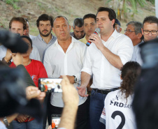 Londrina, no Norte do Paraná, ganhou uma unidade do projeto Arena Multiuso, espaço para atividades esportivas e de recreação, implantado pelo Governo do  Estado, em parceria com o município. Instalada no conjunto residencial Vista Bela, a unidade foi entregue à comunidade pelo governador Carlos Massa Ratinho Junior, nesta quinta-feira (20).  -  Londrina, 20/06/2019  -  Foto: Arnaldo Alves/ANPr