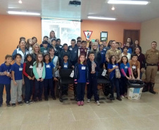 Estudantes que participam da Escola Prática Educativa de Trânsito (EPET) na cidade de Ponta Grossa arrecadaram mais de 280 quilos de lacres de latas de alumínio para trocar por cadeiras de rodas. Duas cadeiras foram entregues no início de junho ao município, e uma terceira cadeira de rodas foi cedida ao Hospital de Caridade Dona Darcy Vargas, no município de Rebouças.Foto: Divulgação/DER