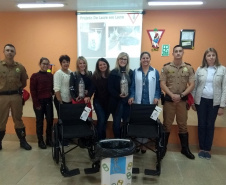 Estudantes que participam da Escola Prática Educativa de Trânsito (EPET) na cidade de Ponta Grossa arrecadaram mais de 280 quilos de lacres de latas de alumínio para trocar por cadeiras de rodas. Duas cadeiras foram entregues no início de junho ao município, e uma terceira cadeira de rodas foi cedida ao Hospital de Caridade Dona Darcy Vargas, no município de Rebouças.Foto: Divulgação/DER