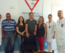 Estudantes que participam da Escola Prática Educativa de Trânsito (EPET) na cidade de Ponta Grossa arrecadaram mais de 280 quilos de lacres de latas de alumínio para trocar por cadeiras de rodas. Duas cadeiras foram entregues no início de junho ao município, e uma terceira cadeira de rodas foi cedida ao Hospital de Caridade Dona Darcy Vargas, no município de Rebouças.Foto: Divulgação/DER
