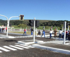 Estudantes que participam da Escola Prática Educativa de Trânsito (EPET) na cidade de Ponta Grossa arrecadaram mais de 280 quilos de lacres de latas de alumínio para trocar por cadeiras de rodas. Duas cadeiras foram entregues no início de junho ao município, e uma terceira cadeira de rodas foi cedida ao Hospital de Caridade Dona Darcy Vargas, no município de Rebouças.Foto: Divulgação/DER