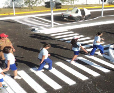 Estudantes que participam da Escola Prática Educativa de Trânsito (EPET) na cidade de Ponta Grossa arrecadaram mais de 280 quilos de lacres de latas de alumínio para trocar por cadeiras de rodas. Duas cadeiras foram entregues no início de junho ao município, e uma terceira cadeira de rodas foi cedida ao Hospital de Caridade Dona Darcy Vargas, no município de Rebouças.Foto: Divulgação/DER