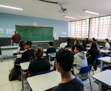 Para auxiliar estudantes que enfrentam dificuldades nos estudos, a Secretaria de Estado da Educação e do Esporte lança o programa Mais Aprendizagem. A iniciativa atende demanda das escolas da rede estadual de ensino, que vislumbraram a necessidade de um projeto de reforço escolar no contraturno mais efetivo do que as antigas Salas de Apoio, que foram descontinuadas.Foto: Geraldo Bubniak/ANPr