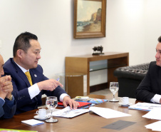 O Governo do Paraná comemora 50 anos de amizade e intercâmbio com a Província de Hyogo, no Japão, no ano que vem. Para dar início às celebrações e estreitar ainda mais os laços com os japoneses, o governador Carlos Massa Ratinho Junior recebeu nesta quarta-feira (26), no Palácio Iguaçu, uma comissão de representantes do país ? Curitiba é a única cidade do mundo fora do Japão a ter um escritório do Governo de Hyogo.  -  Curitiba, 26/06/2019  -  Foto Gilson Abreu/ANPr