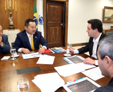 O Governo do Paraná comemora 50 anos de amizade e intercâmbio com a Província de Hyogo, no Japão, no ano que vem. Para dar início às celebrações e estreitar ainda mais os laços com os japoneses, o governador Carlos Massa Ratinho Junior recebeu nesta quarta-feira (26), no Palácio Iguaçu, uma comissão de representantes do país ? Curitiba é a única cidade do mundo fora do Japão a ter um escritório do Governo de Hyogo.  -  Curitiba, 26/06/2019  -  Foto Gilson Abreu/ANPr
