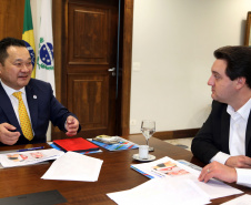 O Governo do Paraná comemora 50 anos de amizade e intercâmbio com a Província de Hyogo, no Japão, no ano que vem. Para dar início às celebrações e estreitar ainda mais os laços com os japoneses, o governador Carlos Massa Ratinho Junior recebeu nesta quarta-feira (26), no Palácio Iguaçu, uma comissão de representantes do país ? Curitiba é a única cidade do mundo fora do Japão a ter um escritório do Governo de Hyogo.  -  Curitiba, 26/06/2019  -  Foto Gilson Abreu/ANPr
