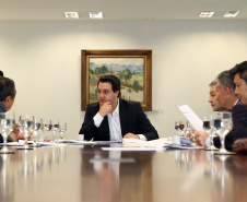 O Governo do Paraná comemora 50 anos de amizade e intercâmbio com a Província de Hyogo, no Japão, no ano que vem. Para dar início às celebrações e estreitar ainda mais os laços com os japoneses, o governador Carlos Massa Ratinho Junior recebeu nesta quarta-feira (26), no Palácio Iguaçu, uma comissão de representantes do país ? Curitiba é a única cidade do mundo fora do Japão a ter um escritório do Governo de Hyogo.  -  Curitiba, 26/06/2019  -  Foto Gilson Abreu/ANPr