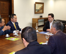 O Governo do Paraná comemora 50 anos de amizade e intercâmbio com a Província de Hyogo, no Japão, no ano que vem. Para dar início às celebrações e estreitar ainda mais os laços com os japoneses, o governador Carlos Massa Ratinho Junior recebeu nesta quarta-feira (26), no Palácio Iguaçu, uma comissão de representantes do país ? Curitiba é a única cidade do mundo fora do Japão a ter um escritório do Governo de Hyogo.  -  Curitiba, 26/06/2019  -  Foto Gilson Abreu/ANPr