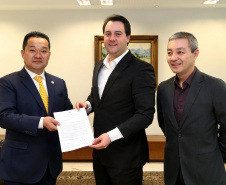 O Governo do Paraná comemora 50 anos de amizade e intercâmbio com a Província de Hyogo, no Japão, no ano que vem. Para dar início às celebrações e estreitar ainda mais os laços com os japoneses, o governador Carlos Massa Ratinho Junior recebeu nesta quarta-feira (26), no Palácio Iguaçu, uma comissão de representantes do país ? Curitiba é a única cidade do mundo fora do Japão a ter um escritório do Governo de Hyogo.  -  Curitiba, 26/06/2019  -  Foto Gilson Abreu/ANPr