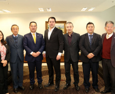 O Governo do Paraná comemora 50 anos de amizade e intercâmbio com a Província de Hyogo, no Japão, no ano que vem. Para dar início às celebrações e estreitar ainda mais os laços com os japoneses, o governador Carlos Massa Ratinho Junior recebeu nesta quarta-feira (26), no Palácio Iguaçu, uma comissão de representantes do país ? Curitiba é a única cidade do mundo fora do Japão a ter um escritório do Governo de Hyogo.  -  Curitiba, 26/06/2019  -  Foto Gilson Abreu/ANPr