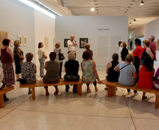 Atividade do programa Arte para Maiores propõe reflexão sobre originalidade e tempo  -  Foto: Maita Franco/Divulgação MON