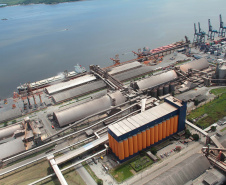 O Corredor de Exportação do Porto de Paranaguá embarcou na terça-feira (25) 57.193 toneladas de milho em um único berço de atracação. Foram mais de 2,3 mil toneladas de grão por hora. O volume supera a marca anterior, registrada em 8 de dezembro de 2015, quando foram 51,6 mil toneladas em um único dia. Foto: Portos do Paraná