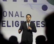 O governador Carlos Massa Ratinho Junior lançou nesta quinta-feira (27), em Foz do Iguaçu, durante o fórum internacional de inovação ThinkinG, o Paraná Inteligência Artificial (PIÁ). É o primeiro programa de inteligência artificial do Brasil focado na prestação de serviços à população.  Foto: Jaelson Lucas/ANPr