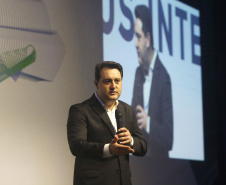 O governador Carlos Massa Ratinho Junior lançou nesta quinta-feira (27), em Foz do Iguaçu, durante o fórum internacional de inovação ThinkinG, o Paraná Inteligência Artificial (PIÁ). É o primeiro programa de inteligência artificial do Brasil focado na prestação de serviços à população.  Foto: Jaelson Lucas/ANPr
