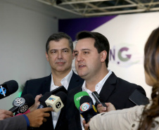 O governador Carlos Massa Ratinho Junior lançou nesta quinta-feira (27), em Foz do Iguaçu, durante o fórum internacional de inovação ThinkinG, o Paraná Inteligência Artificial (PIÁ). É o primeiro programa de inteligência artificial do Brasil focado na prestação de serviços à população. . Foto: Jaelson Lucas/ANPr