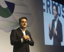 O governador Carlos Massa Ratinho Junior lançou nesta quinta-feira (27), em Foz do Iguaçu, durante o fórum internacional de inovação ThinkinG, o Paraná Inteligência Artificial (PIÁ). É o primeiro programa de inteligência artificial do Brasil focado na prestação de serviços à população. Foto: Jaelson Lucas/ANPr