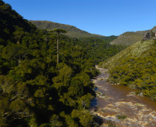 Localizado no município de Tibagi, a 200 km de Curitiba, o Parque Estadual do Guartelá abrange uma área de 798,97 hectares em meio à vegetação nativa, quedas d’água, corredeiras, formações areníticas, vales, inscrições rupestres de aproximadamente sete mil anos.Foto: Denis Ferreira Netto/SEDEST