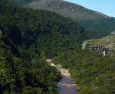 Localizado no município de Tibagi, a 200 km de Curitiba, o Parque Estadual do Guartelá abrange uma área de 798,97 hectares em meio à vegetação nativa, quedas d’água, corredeiras, formações areníticas, vales, inscrições rupestres de aproximadamente sete mil anos.Foto: Denis Ferreira Netto/SEDEST