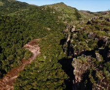 Localizado no município de Tibagi, a 200 km de Curitiba, o Parque Estadual do Guartelá abrange uma área de 798,97 hectares em meio à vegetação nativa, quedas d’água, corredeiras, formações areníticas, vales, inscrições rupestres de aproximadamente sete mil anos.Foto: Denis Ferreira Netto/SEDEST