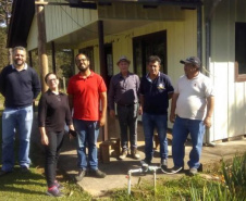 Representantes da Fundação Nacional de Saúde (Funasa) estiveram nesta semana no Paraná para conhecer o programa de saneamento rural da Sanepar, que pode ser considerado referência devido aos resultados apresentados. Na foto,  Equipe da Funasa na comunidade do Poço Frio, em Piên -  Curitiba, 28/06/2019  -  Foto: Divulgação Sanepar