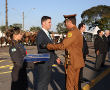 O governador Carlos Massa Ratinho Junior e o presidente em exercício Hamilton Mourão receberam nesta sexta-feira (28) a medalha Heróis da Cavalaria, da Polícia Montada Coronel Dulcídio. A condecoração foi entregue na cerimônia, em Curitiba, que comemora os 140 anos do regimento, que é a unidade mais antiga da Polícia Militar do Paraná.  -  Curitiba, 28/06/2019  -  Foto: José Fernando Ogura/ANPr