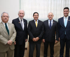 O governador Carlos Massa Ratinho Junior e o presidente em exercício Hamilton Mourão receberam nesta sexta-feira (28) a medalha Heróis da Cavalaria, da Polícia Montada Coronel Dulcídio. A condecoração foi entregue na cerimônia, em Curitiba, que comemora os 140 anos do regimento, que é a unidade mais antiga da Polícia Militar do Paraná.  -  Curitiba, 28/06/2019  -  Foto: José Fernando Ogura/ANPr