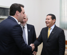 O governador Carlos Massa Ratinho Junior e o presidente em exercício Hamilton Mourão receberam nesta sexta-feira (28) a medalha Heróis da Cavalaria, da Polícia Montada Coronel Dulcídio. A condecoração foi entregue na cerimônia, em Curitiba, que comemora os 140 anos do regimento, que é a unidade mais antiga da Polícia Militar do Paraná.  -  Curitiba, 28/06/2019  -  Foto: José Fernando Ogura/ANPr