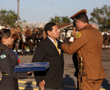 O governador Carlos Massa Ratinho Junior e o presidente em exercício Hamilton Mourão receberam nesta sexta-feira (28) a medalha Heróis da Cavalaria, da Polícia Montada Coronel Dulcídio. A condecoração foi entregue na cerimônia, em Curitiba, que comemora os 140 anos do regimento, que é a unidade mais antiga da Polícia Militar do Paraná.  -  Curitiba, 28/06/2019  -  Foto: José Fernando Ogura/ANPr