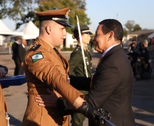 O governador Carlos Massa Ratinho Junior e o presidente em exercício Hamilton Mourão receberam nesta sexta-feira (28) a medalha Heróis da Cavalaria, da Polícia Montada Coronel Dulcídio. A condecoração foi entregue na cerimônia, em Curitiba, que comemora os 140 anos do regimento, que é a unidade mais antiga da Polícia Militar do Paraná.  -  Curitiba, 28/06/2019  -  Foto: José Fernando Ogura/ANPr